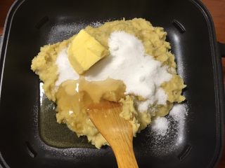 3、绿豆糕,碾好的豆子移到不粘锅内，加入黄油、糖、蜂蜜，注意小火不断翻炒。