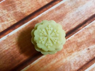 16、绿豆糕,压出喜欢的图案。