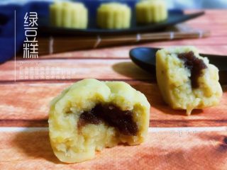 18、绿豆糕,掰开看看。