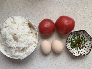 1、番茄浓汤烩饭,把食材备好