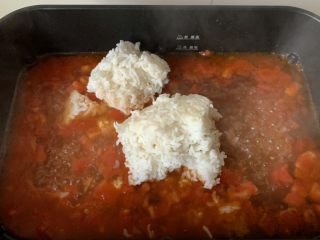 7、番茄浓汤烩饭,倒入米饭