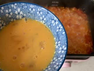 11、番茄浓汤烩饭,倒入打散的蛋液