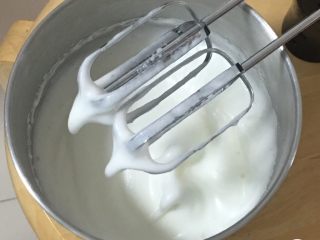 2、蔓越梅玉枕蛋糕,用打蛋器高速搅打50圈，再加15克细砂糖。