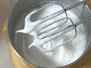 3、蔓越梅玉枕蛋糕,继续搅打50圈，蛋白变白，出现弯钩再加15克细砂糖。