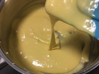 8、蔓越梅玉枕蛋糕,继续搅拌均匀。