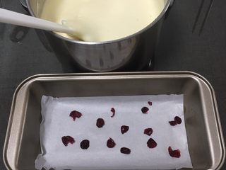 12、蔓越梅玉枕蛋糕,吐司盒底部放一张烤盘纸，放点蔓越梅。