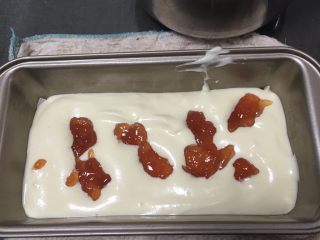 13、蔓越梅玉枕蛋糕,倒入蛋糕糊一半，放点果酱。