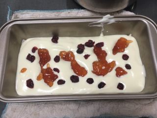 14、蔓越梅玉枕蛋糕,再加入蔓越梅。