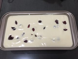 15、蔓越梅玉枕蛋糕,蛋糕糊全部倒入吐司盒，震几下消泡。