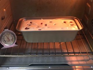 16、蔓越梅玉枕蛋糕,烤箱预热至150度，吐司盒送入烤箱下层，烤至40分钟。