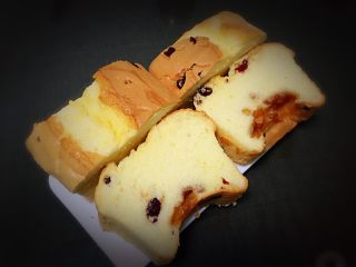 21、蔓越梅玉枕蛋糕,切开可以品尝，蛋糕细腻柔软。