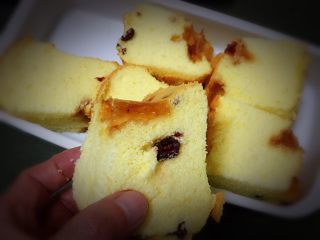 22、蔓越梅玉枕蛋糕,拿一块看看就有食欲。