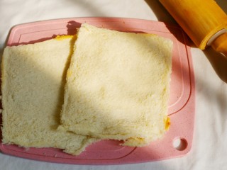 4、无敌简单的香蕉土司卷,这样就可。