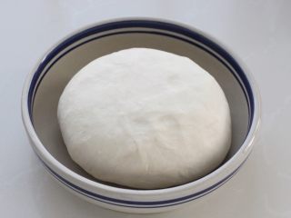 1、脆底猪肉洋葱锅贴,在面粉中缓缓倒入热水，用筷子搅拌成棉絮状，再揉成软硬适中的面团，覆盖保鲜膜饧面三十分钟