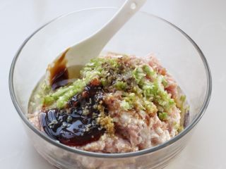 2、脆底猪肉洋葱锅贴,选择三肥七瘦的猪肉，剁成肉馅放入容器中，再加入切碎的葱、姜末，然后再调入生抽、料酒、蚝油、花椒粉、盐、鸡精和花生油，用筷子顺时针一个方向搅拌