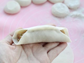 6、脆底猪肉洋葱锅贴,取一张饼皮放上适量馅料，然后将饼皮中间对折捏严即可