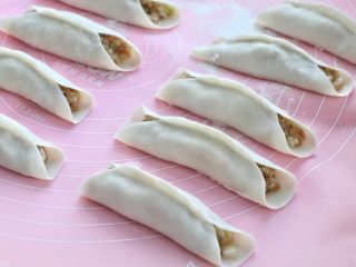 7、脆底猪肉洋葱锅贴,按照上面方法包好所有的锅贴