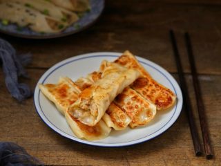 12、脆底猪肉洋葱锅贴,外皮酥脆、喷香诱人的猪肉洋葱锅贴就做好了，和米粥搭配就是美美的一顿早餐！