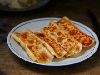 13、脆底猪肉洋葱锅贴,成品图