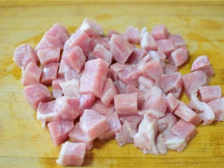 2、溜肉段,猪肉切小块
