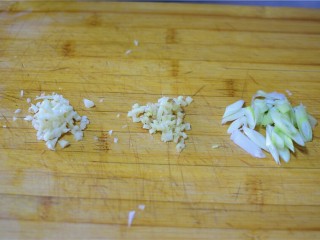 4、溜肉段,切葱段，蒜姜末