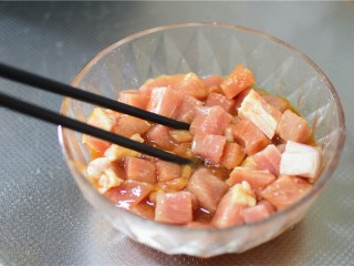 5、溜肉段,猪肉，加入生抽，料酒，蛋清，盐，拌匀