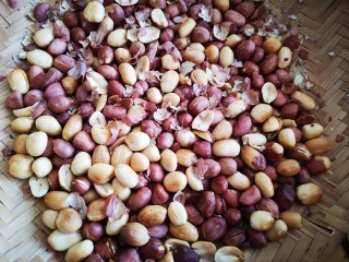 3、美味花生糖,取出放凉