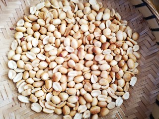 4、美味花生糖,去除外皮
