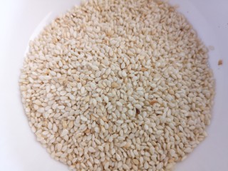 5、美味花生糖,白芝麻小火炒香取出放凉备用