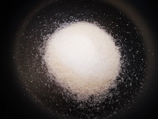 7、美味花生糖,锅中放入10mI玉米油，小火烧热后倒入白糖