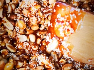 9、美味花生糖,加入花生和芝麻搅拌均匀(小火)