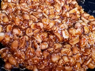 10、美味花生糖,搅拌均匀的样子