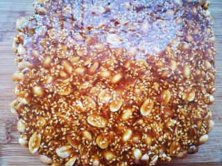 12、美味花生糖,待稍凉后取掉油纸