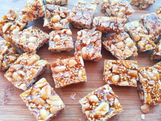 13、美味花生糖,用刀切成小块