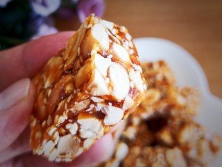 15、美味花生糖,迫不及待尝一块，满口香甜，无比满足。