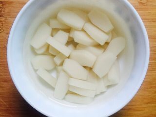 5、桂花红糖年糕,清洗一下放入碗里用温水浸泡8分钟