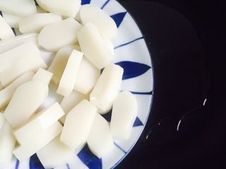 7、桂花红糖年糕,浸泡后的年糕沥干水分倒入锅里