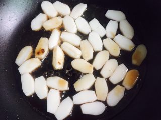 10、桂花红糖年糕,轻轻晃动锅子