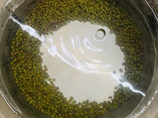 4、清爽绿豆粥,加入水。