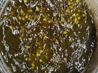 10、清爽绿豆粥,盖盖子继续煮20分钟。