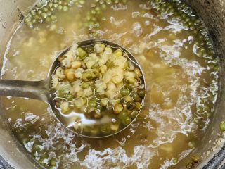 11、清爽绿豆粥,时间到开盖看到豆子松软就基本可以了。