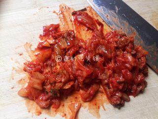 2、泡菜培根炒年糕,泡菜如果很大块的话，也稍微改刀切小点。