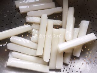 3、泡菜培根炒年糕,小年糕冲洗一下，沥干水分。