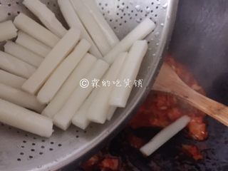 6、泡菜培根炒年糕,最后放入小年糕。