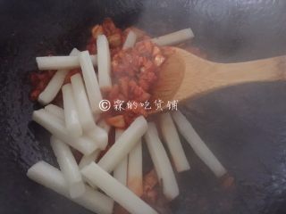 7、泡菜培根炒年糕,翻炒一会儿。