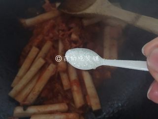 8、泡菜培根炒年糕,略微加点糖。