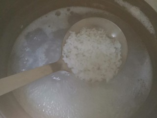 1、鱿鱼咸鸭蛋沙锅粥,大米加水，煮开