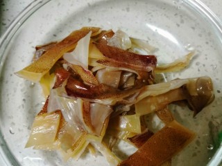 2、鱿鱼咸鸭蛋沙锅粥,加入切好的干鱿鱼，煮开