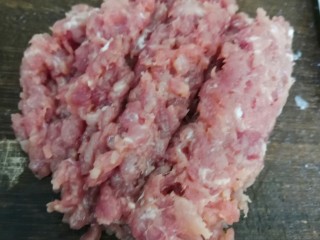 3、鱿鱼咸鸭蛋沙锅粥,加瘦肉，搅拌，煮开