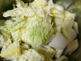 4、鱿鱼咸鸭蛋沙锅粥,加白菜，再煮开